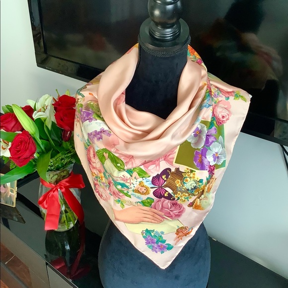 GUCCI silk scarf ~ VERY LOVELY print 💙❤️💜 - Picture 4 of 16